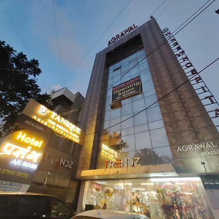 Hotel Prasang Surat Ngoại thất bức ảnh