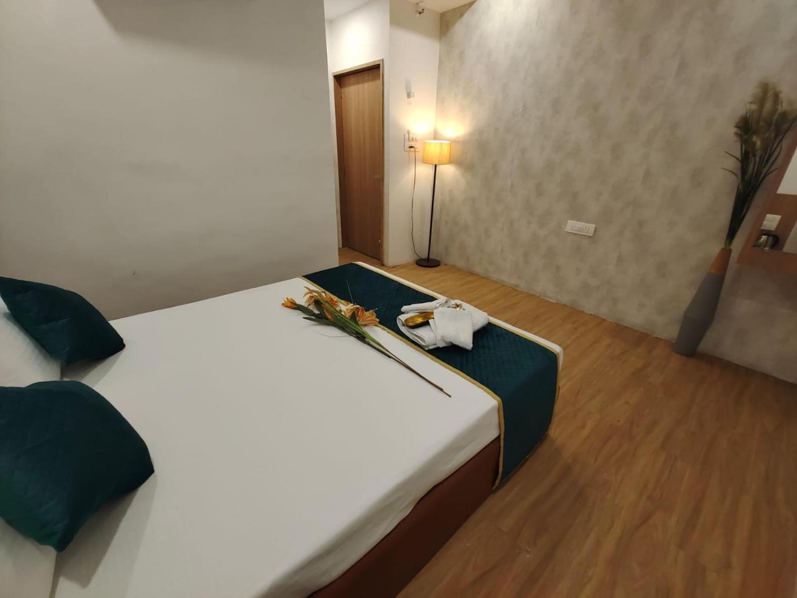Hotel Prasang Surat Ngoại thất bức ảnh
