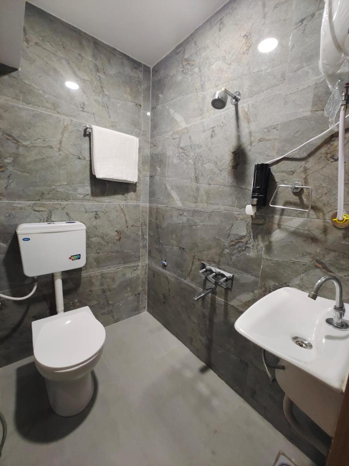 Hotel Prasang Surat Ngoại thất bức ảnh