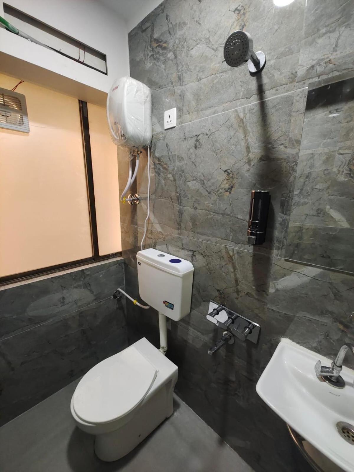 Hotel Prasang Surat Ngoại thất bức ảnh