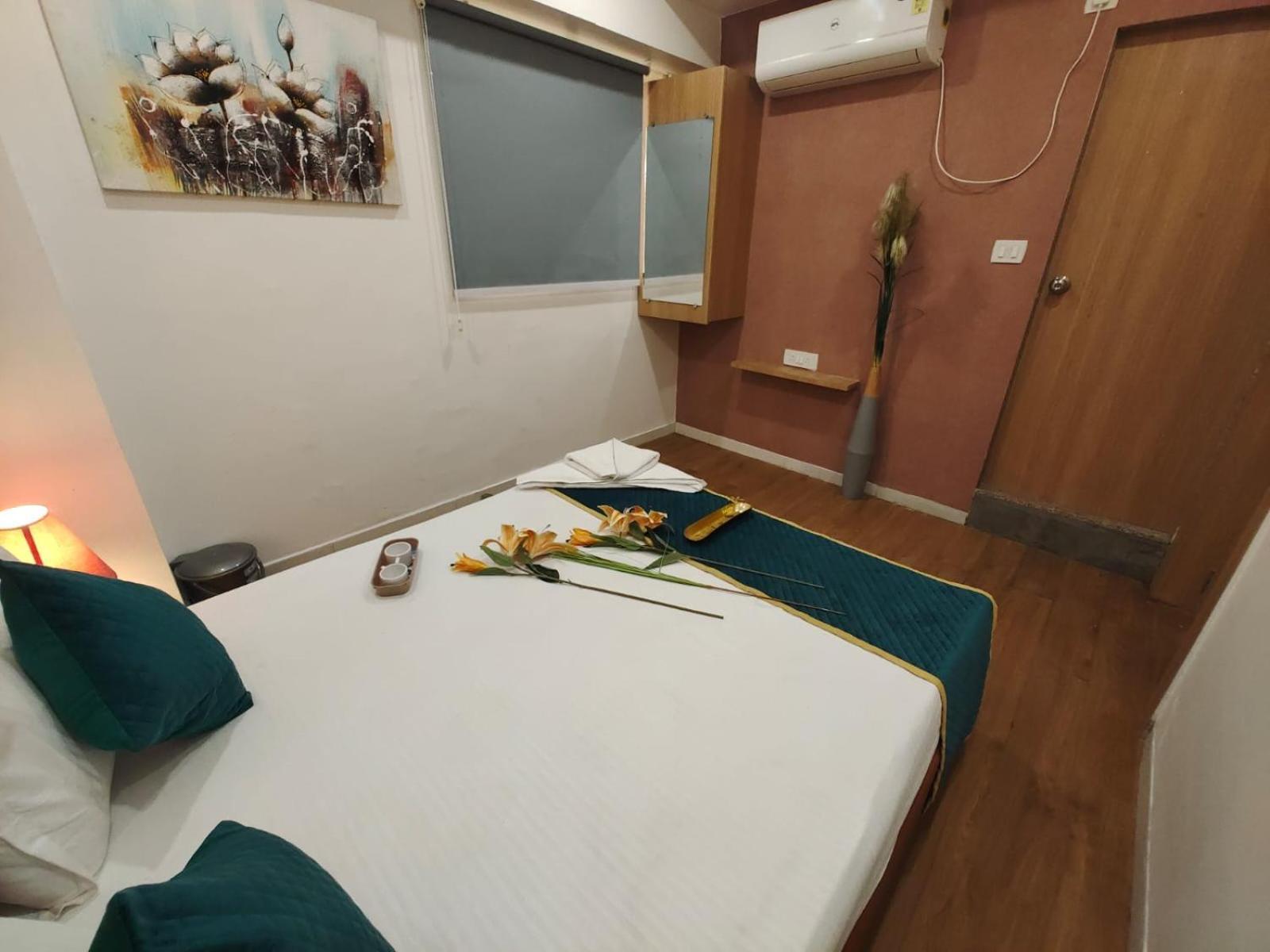 Hotel Prasang Surat Ngoại thất bức ảnh