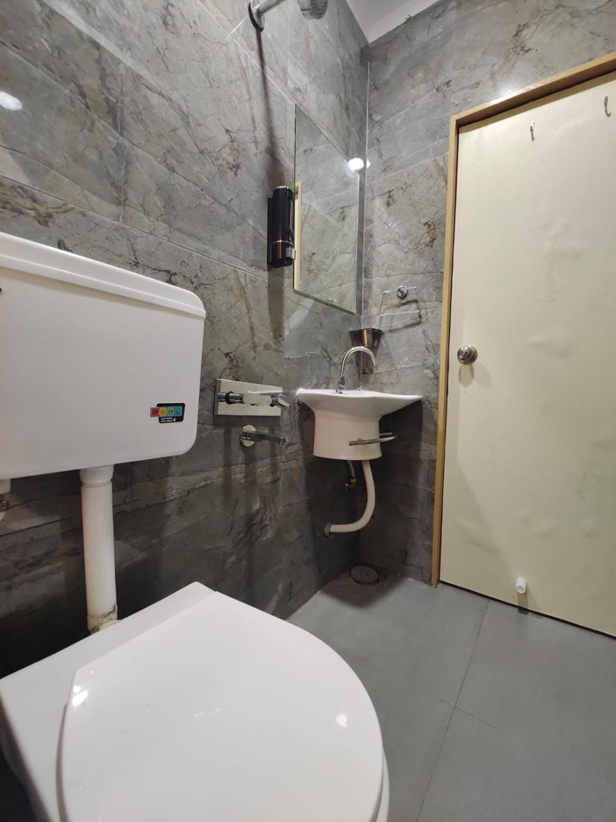 Hotel Prasang Surat Ngoại thất bức ảnh