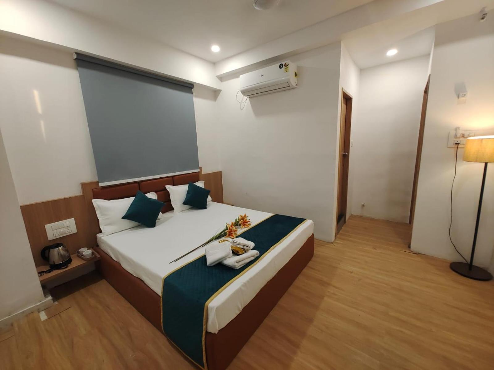 Hotel Prasang Surat Ngoại thất bức ảnh