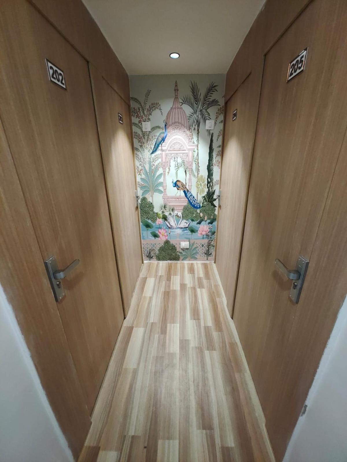 Hotel Prasang Surat Ngoại thất bức ảnh