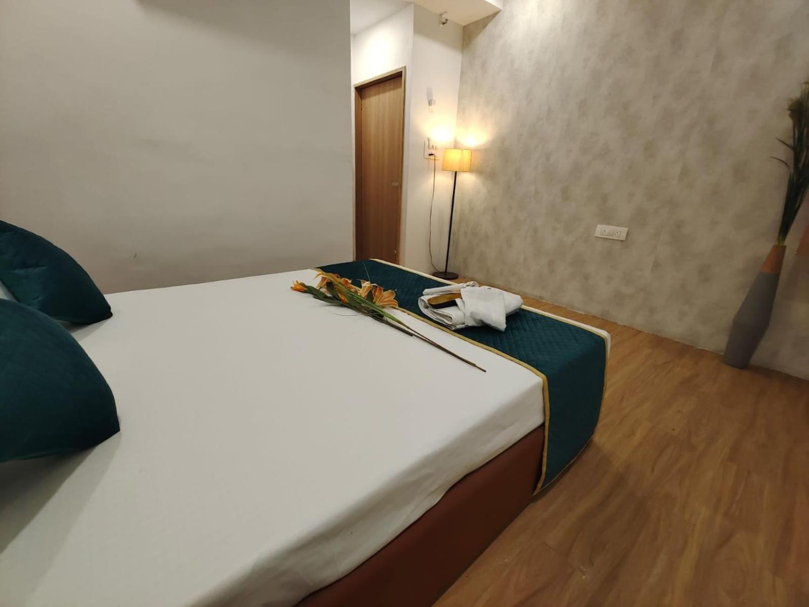 Hotel Prasang Surat Ngoại thất bức ảnh