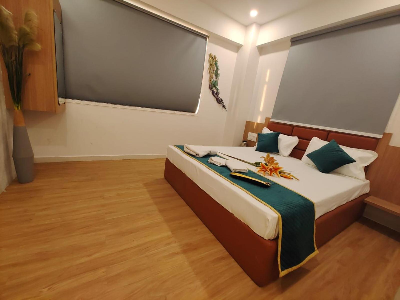 Hotel Prasang Surat Ngoại thất bức ảnh