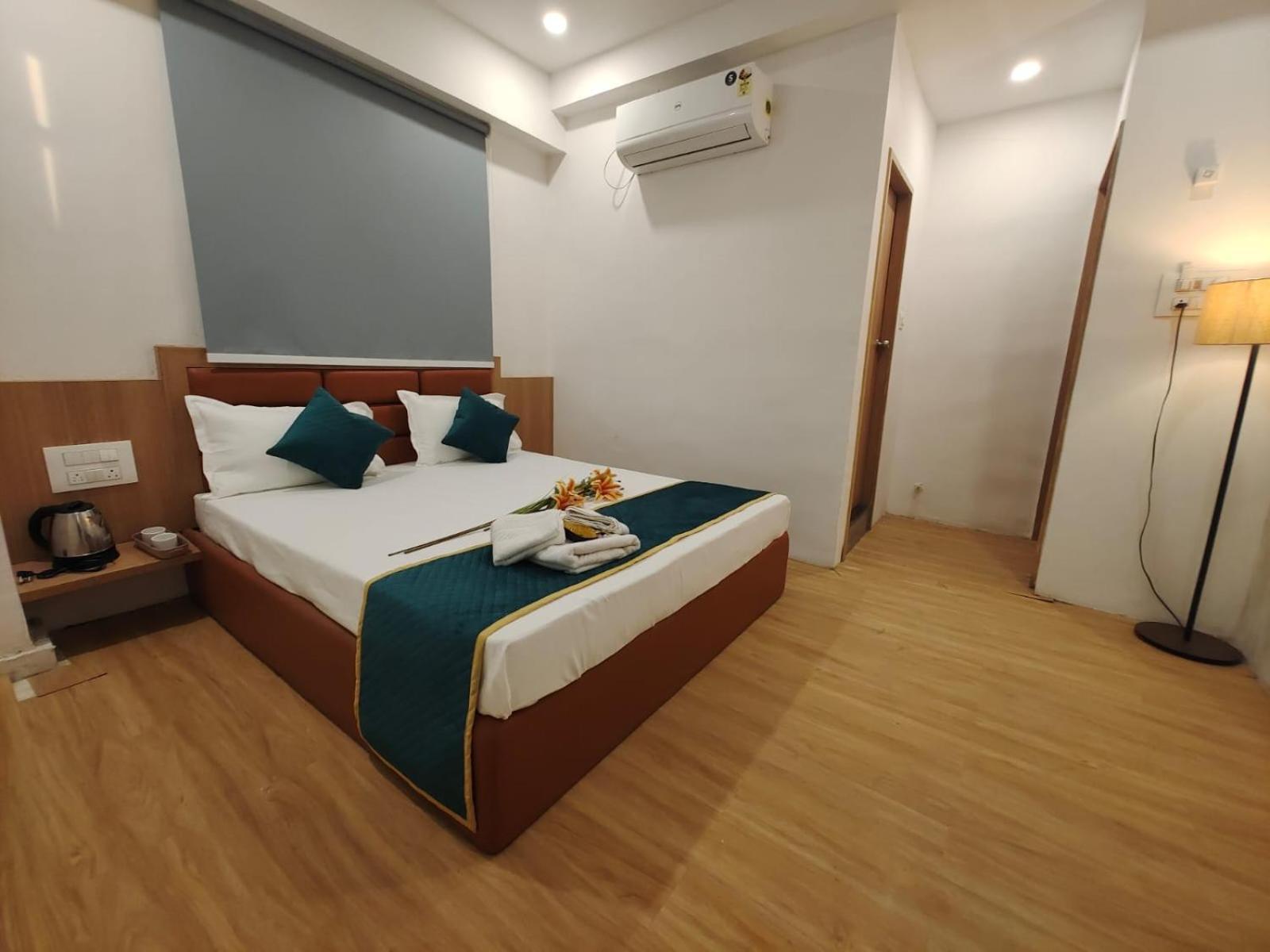 Hotel Prasang Surat Ngoại thất bức ảnh
