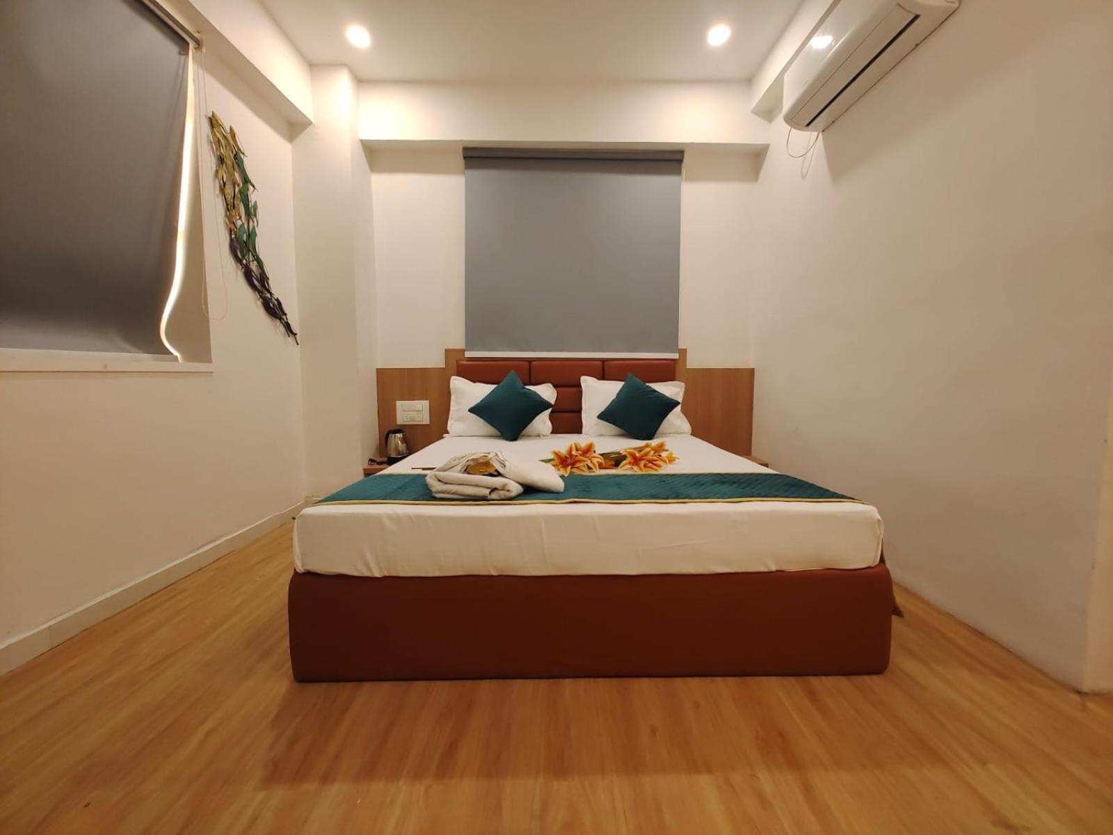 Hotel Prasang Surat Ngoại thất bức ảnh
